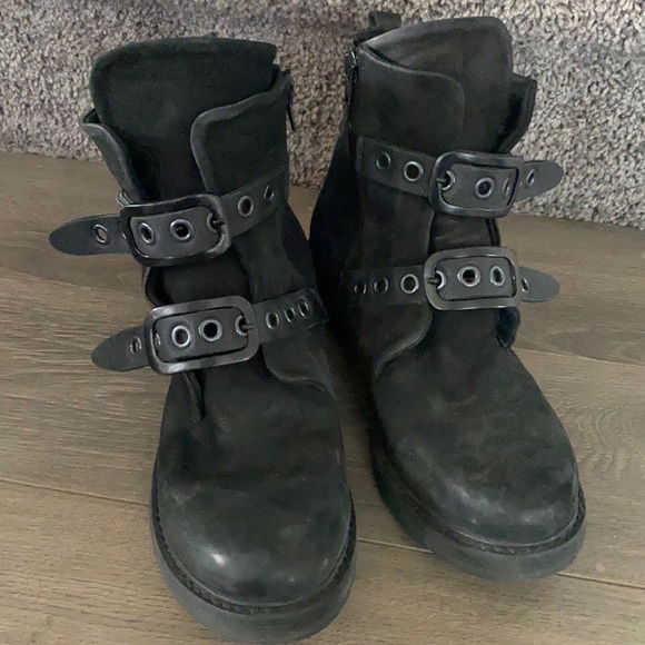 Beuno Black Boots - Picture 1 of 2